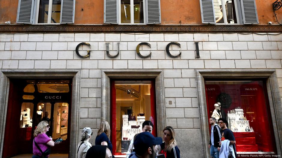 EU fines Gucci, Chloe, Loewe for price fixing – DW – 10/14/2025