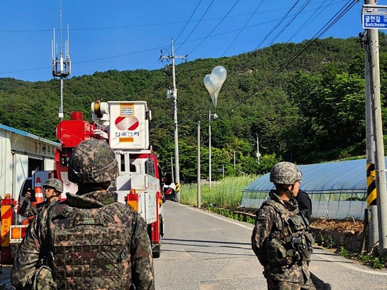 Corea del Norte dice que dejará de lanzar globos de basura en Corea del Sur |  Política Noticias