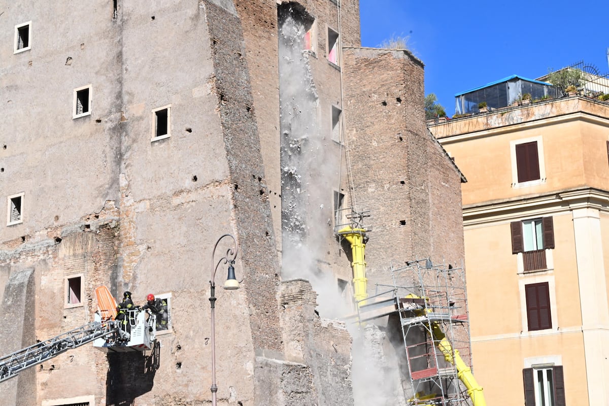 Se derrumba parte de la Torre medieval de los Conti, en el Foro de Roma | Internacional