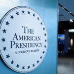 El Museo de los Estados Unidos niega la presión política para eliminar la exposición de juicio político de Trump | Noticias de Donald Trump