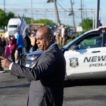 El alcalde de Newark, Ras Baraka, arrestado durante la protesta del Centro de Detención de Hielo | Noticias de migración