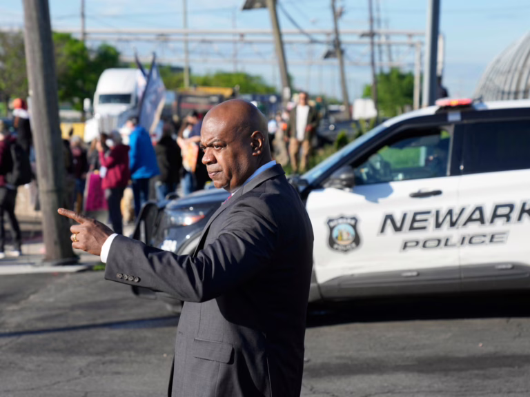 El alcalde de Newark, Ras Baraka, arrestado durante la protesta del Centro de Detención de Hielo | Noticias de migración