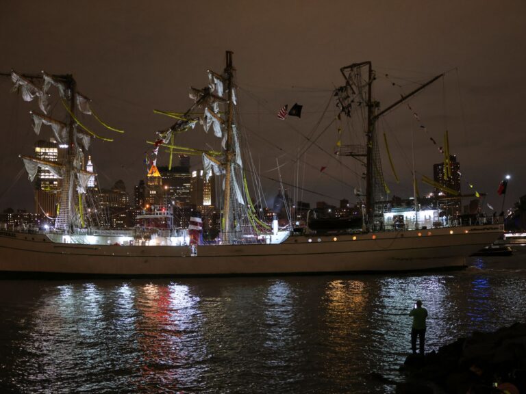 El barco de la Armada mexicana choca con el puente de Nueva York Brooklyn, matando a 2 personas | Noticias