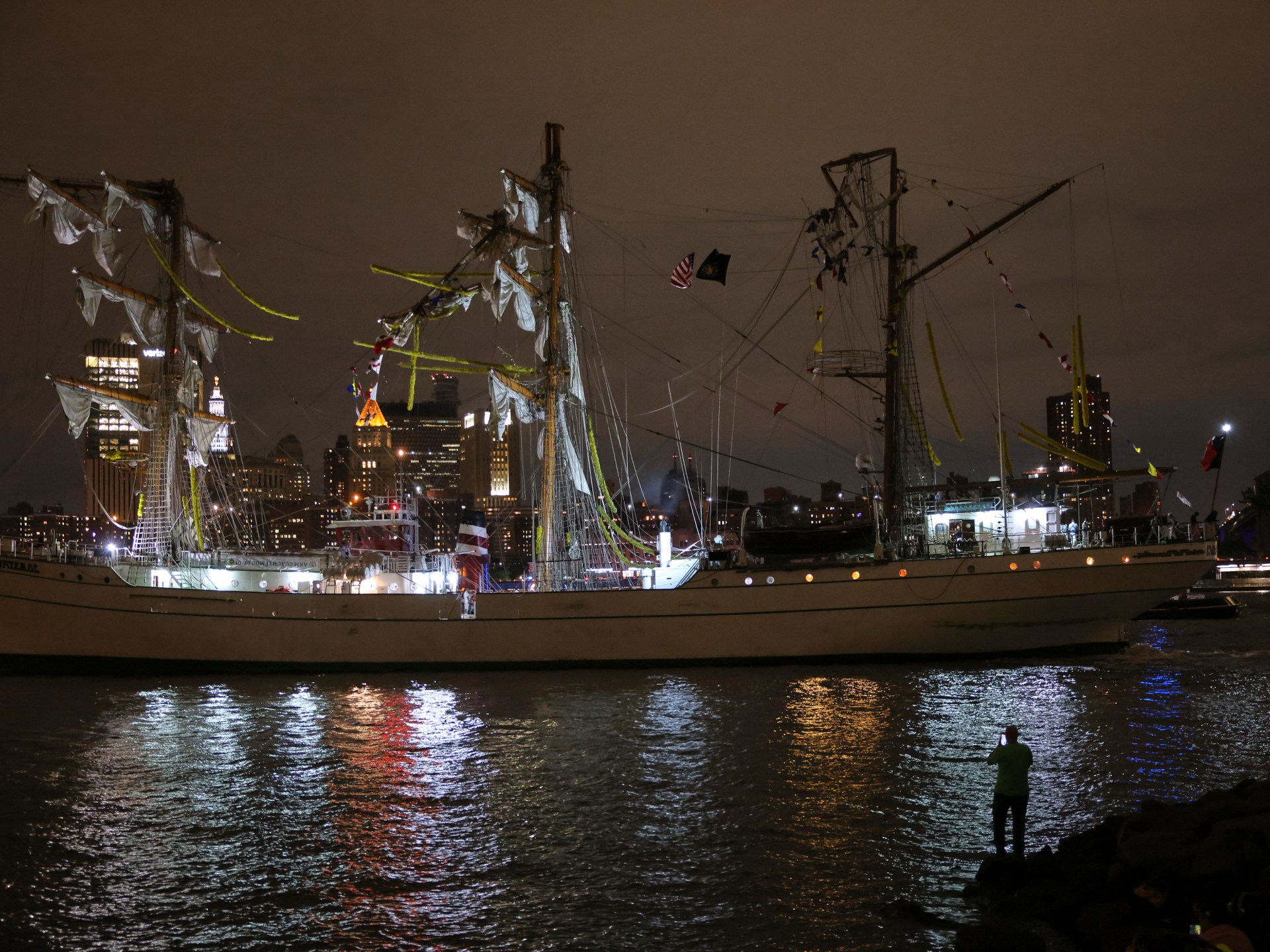 El barco de la Armada mexicana choca con el puente de Nueva York Brooklyn, matando a 2 personas | Noticias