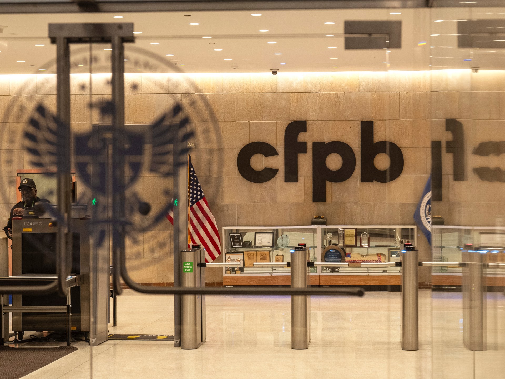 El juez bloquea el esfuerzo de Trump para cerrar el departamento de protección financiera del consumidor | Noticias de Donald Trump
