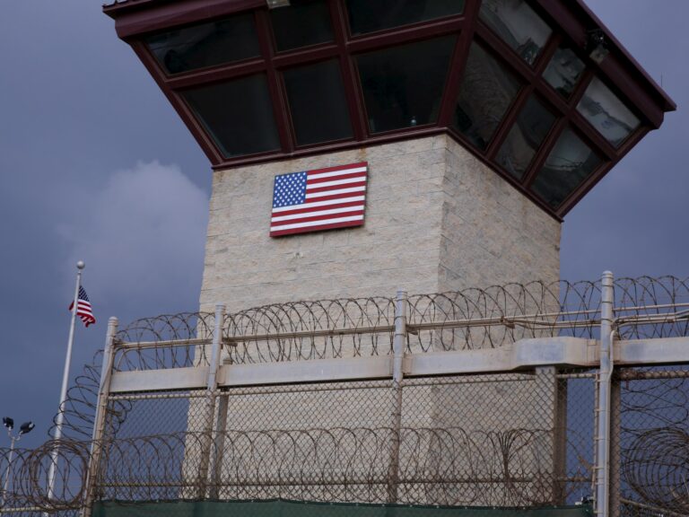El juez estadounidense limita el esfuerzo de Trump para deportar rápidamente a los migrantes en la Bahía de Guantánamo | Noticias de Donald Trump