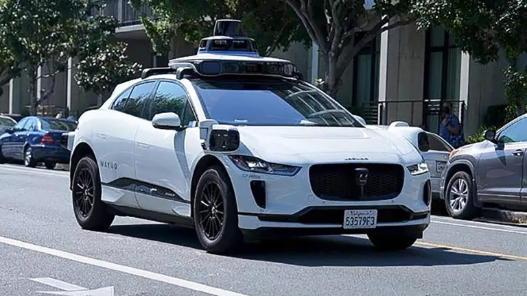 El servicio de robotaxi de Waymo se expandirá a Los Ángeles: NPR