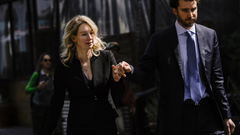 El socio de Elizabeth Holmes recauda millones para la nueva startup de biotecnología: NPR