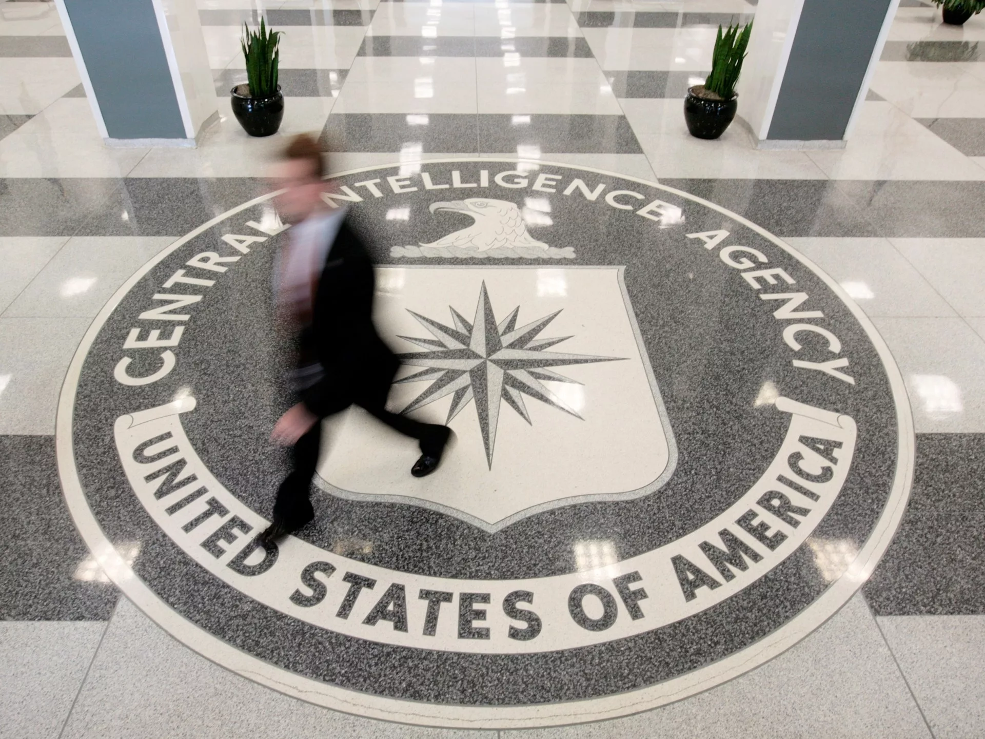 Ex ingeniero de software de la CIA que filtró a WikiLeaks condenado a 40 años |  Noticias del crimen