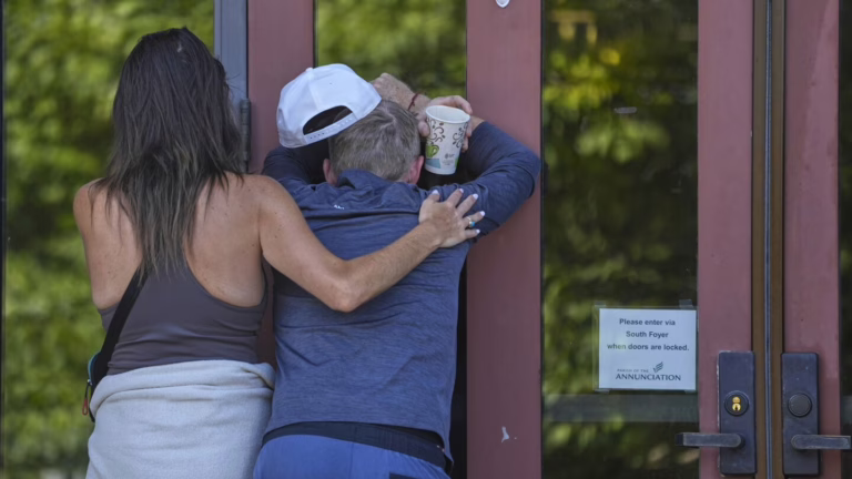 Familias de estudiantes de la escuela católica asesinadas en la Iglesia de Minneapolis luchan con el luto