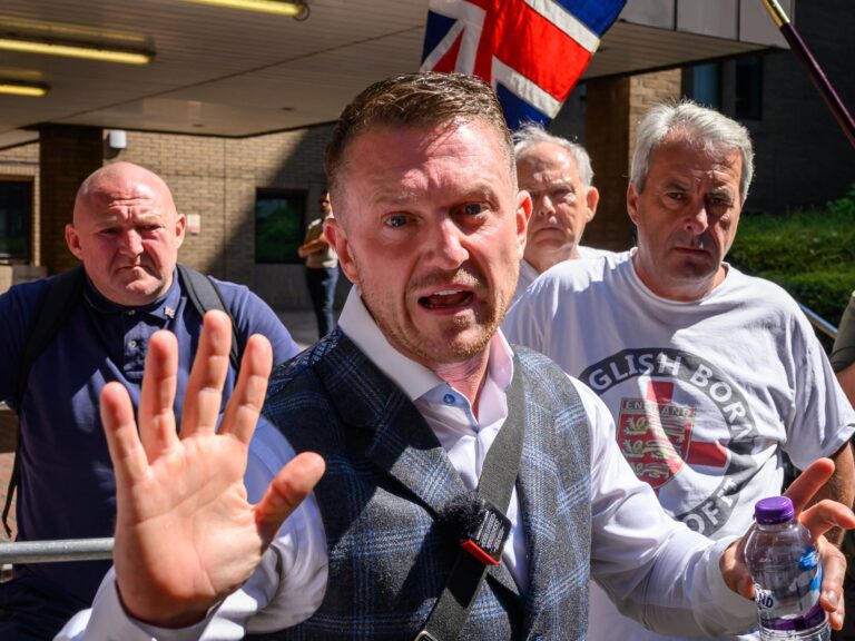 Figura de extrema derecha Tommy Robinson arrestada por agresión en una estación de tren en el Reino Unido | Las noticias de extrema derecha