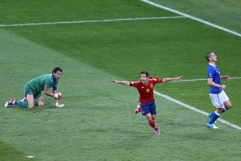 KIEV, UCRANIA - 1 DE JULIO: Jordi Alba (C) de España celebra su segundo gol durante el partido final de la UEFA EURO 2012 entre España e Italia en el Estadio Olímpico el 1 de julio de 2012 en Kiev, Ucrania.  (Foto de Michael Steele/Getty Images)