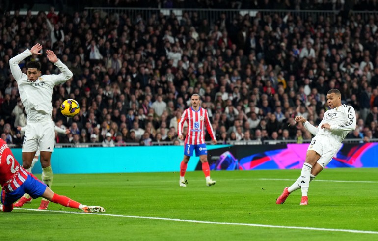 Madri, España - 8 de febrero: Kylian Mbappe, del Real Madrid, anota el primer gol de su equipo durante el partido de Laliga entre el Real Madrid CF y el Atlético de Madrid en Santiago Bernabeu Estadio el 8 de febrero de 2025 en Madrid, España. (Foto de Angel Martinez/Getty Images)