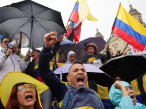 Grandes multitudes protestan contra las reformas previstas por el presidente colombiano |  Noticias