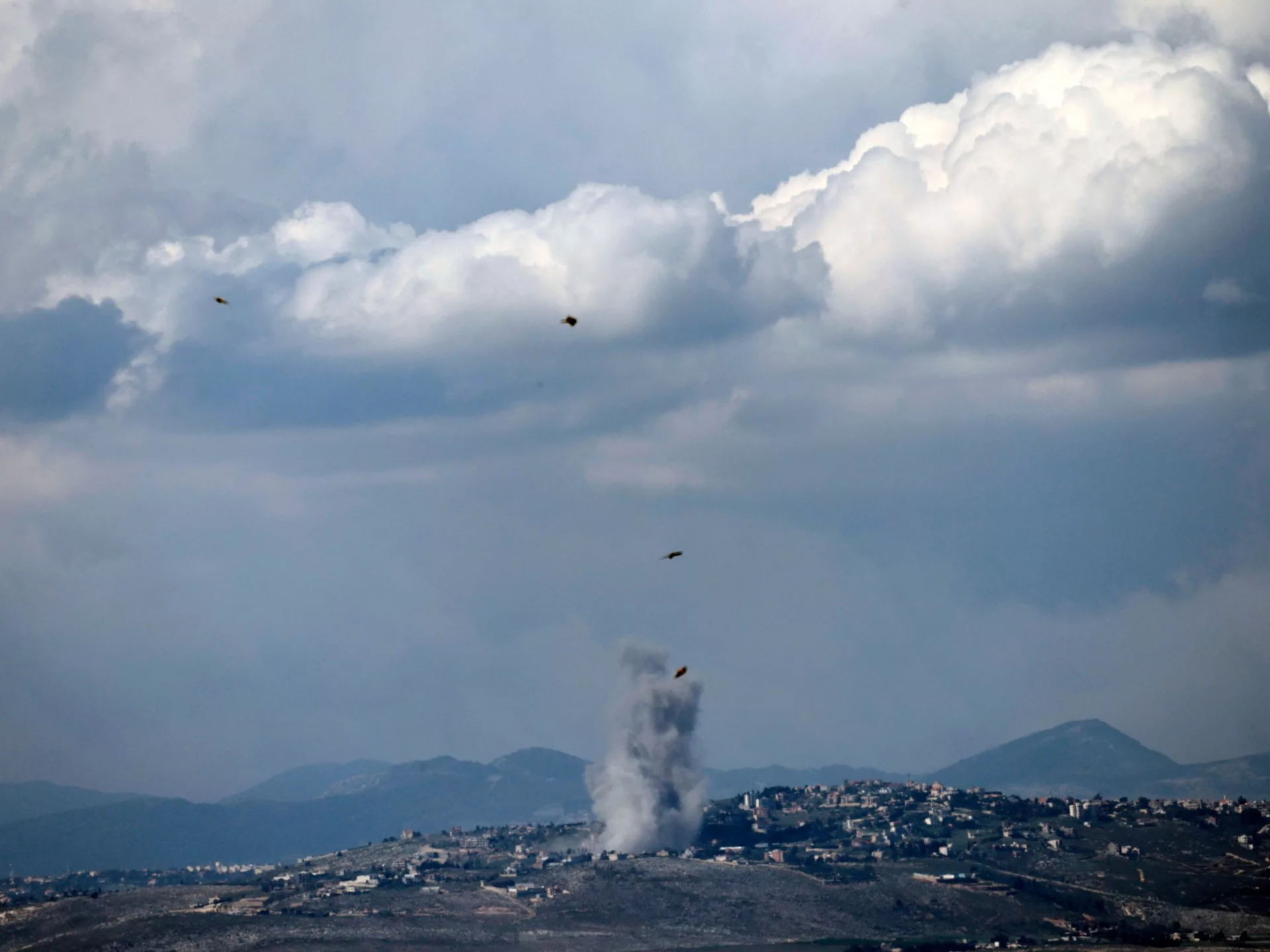 Hezbollah del Líbano dispara 'docenas de cohetes' contra posiciones israelíes |  Guerra de Israel en Gaza Noticias