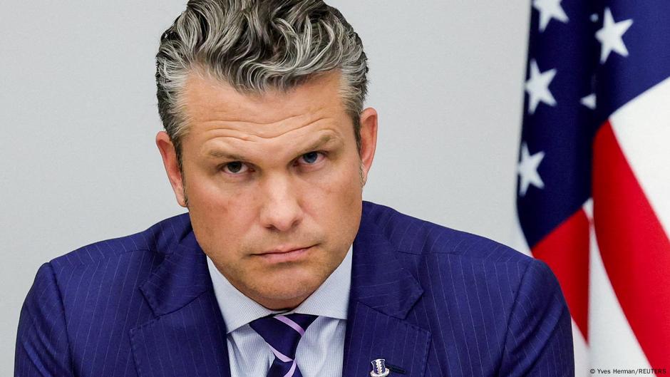 Hegseth's plane diverted to UK due to crack in windshield – DW – 10/15/2025