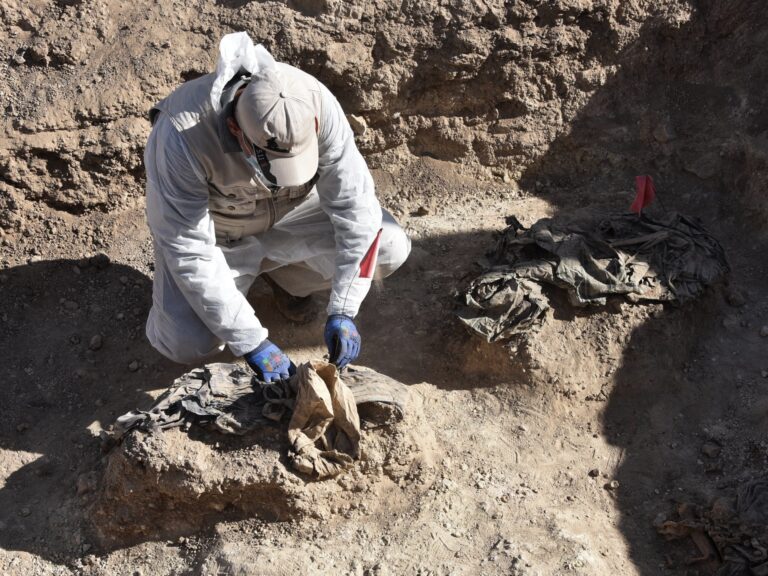 Iraq comienza la excavación masiva de ISIL (ISIS) al sur de Mosul | Noticias