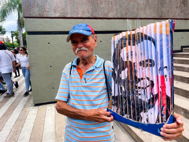 Jorge Fermín sostiene un cartel hecho a mano por Edmundo González