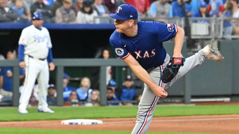 Josh Sborz de los Rangers está de regreso en la lista de lesionados debido a una distensión del manguito rotador derecho