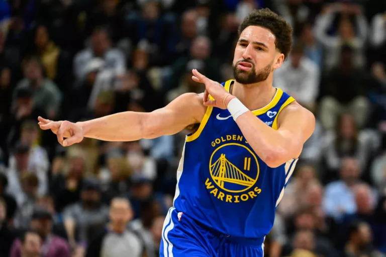 Klay Thompson de los Warriors anota 35 puntos en su primer partido desde el banquillo desde 2012