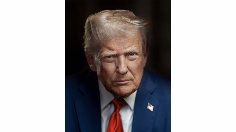 La Casa Blanca revela el nuevo retrato oficial del presidente Trump: NPR