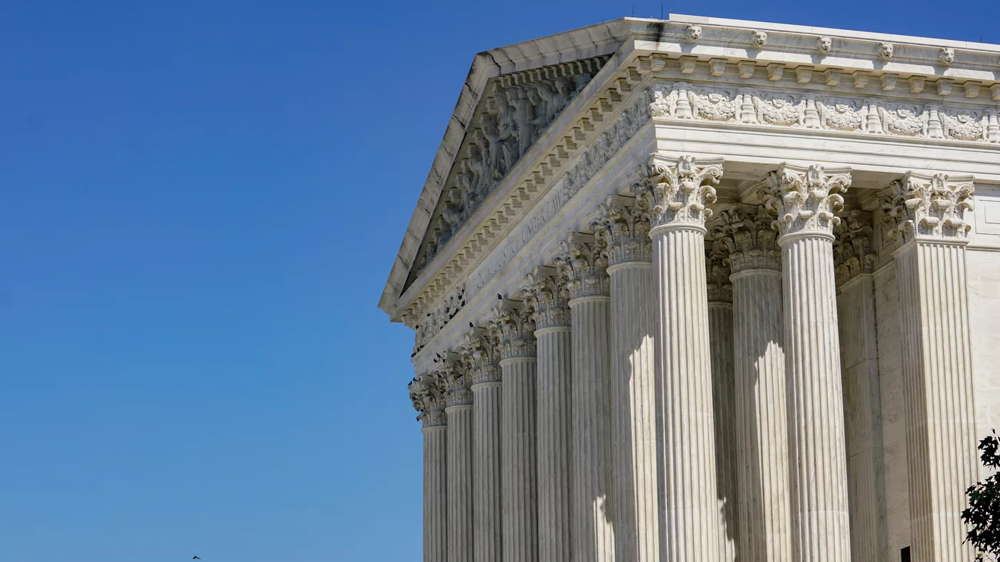 La Corte Suprema examina si el gobierno puede combatir la desinformación en línea: NPR