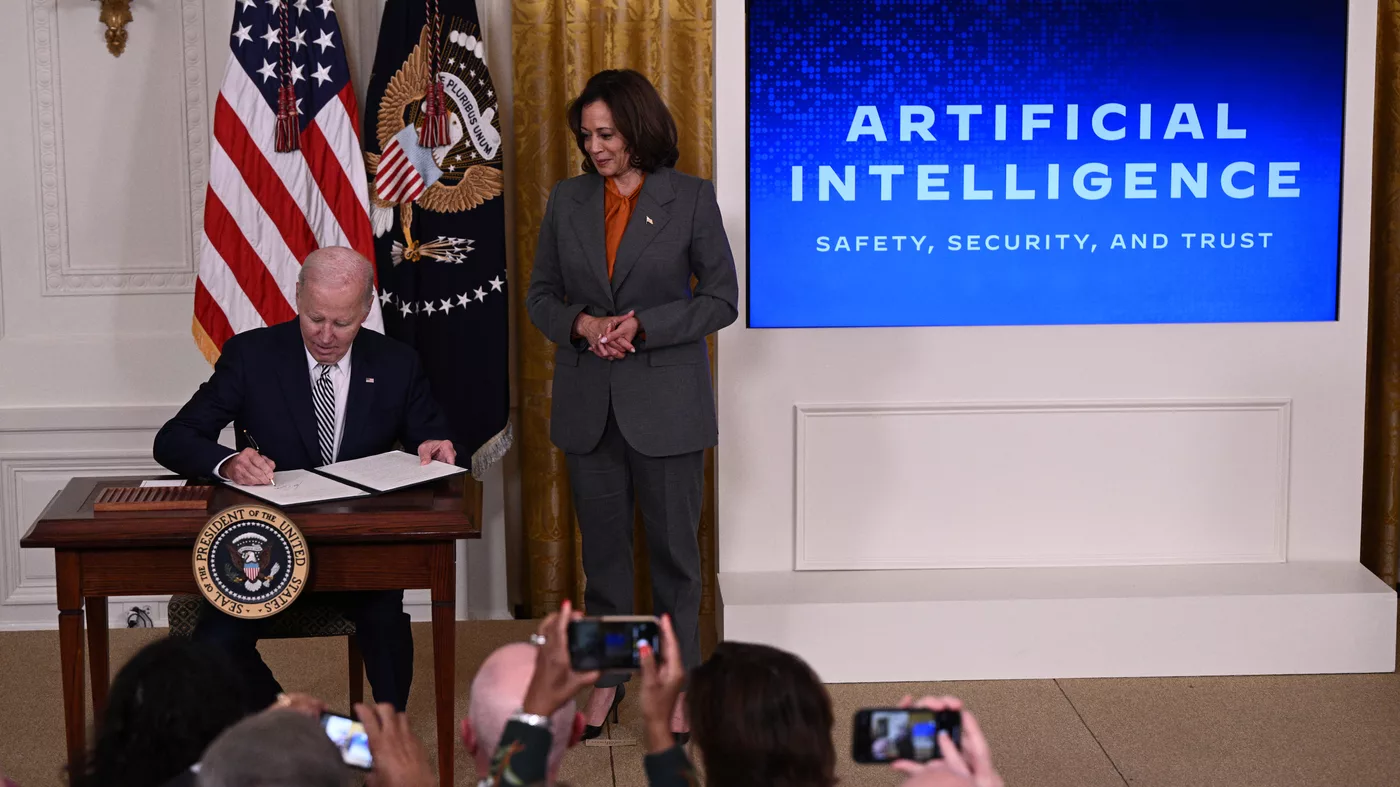 La administración de Biden publica nuevas reglas sobre cómo el gobierno puede usar la IA: NPR