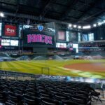 La gobernadora Katie Hobbs firma actualizaciones en D-Backs 'Chase Field