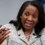 La gobernadora de la Fed, Lisa Cook, ve los aranceles que aumentan la inflación, lo que complica la política de tasas