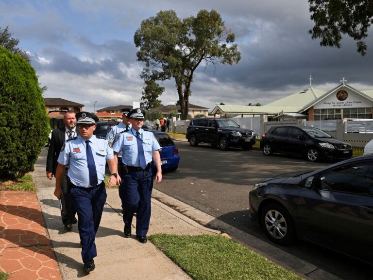 La policía australiana mata a tiros a un joven 'radicalizado' de 16 años tras apuñalar a un hombre |  Noticias del crimen