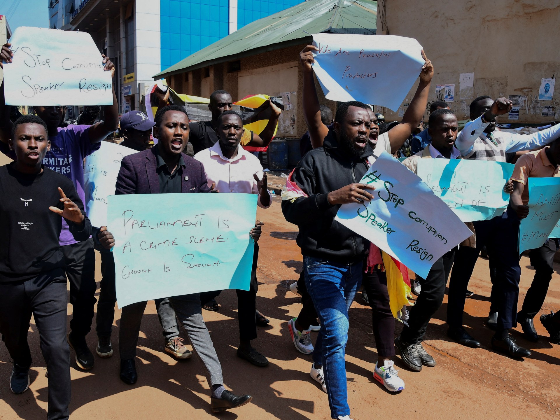 La policía de Uganda detiene a decenas de personas en protestas contra la corrupción |  Noticias de protesta