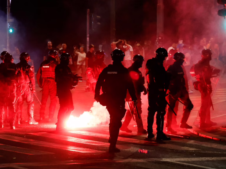 Las antiguas protestas serbias aumentan en la tercera noche de confrontación | Noticias de protesta