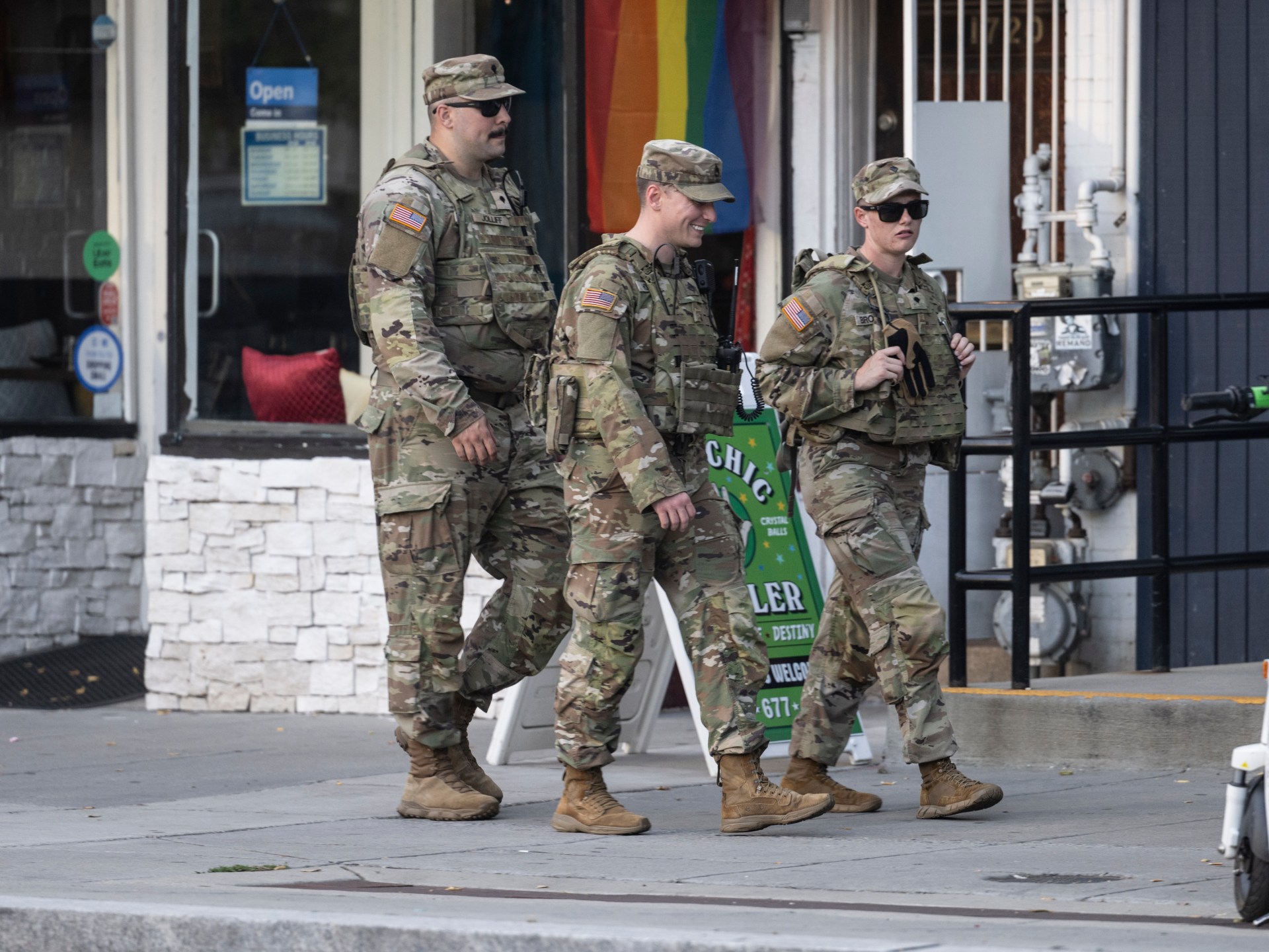 Las tropas de la Guardia Nacional de los Estados Unidos comienzan a transportar armas en Washington, DC | Noticias de Donald Trump