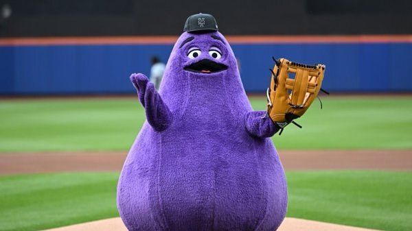 Los Mets comienzan racha ganadora después de que Grimace hiciera el primer lanzamiento