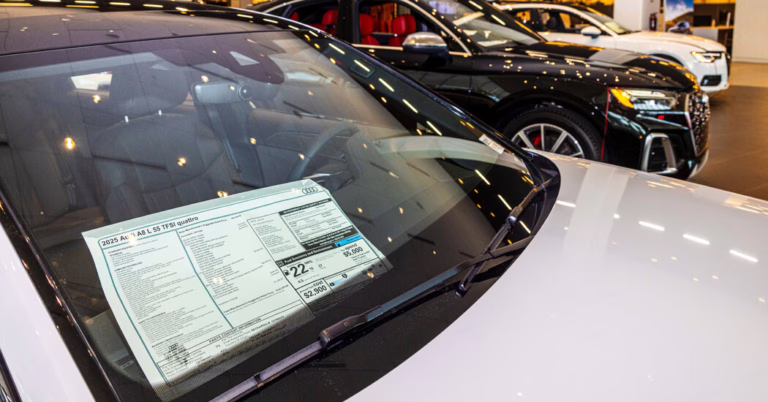 Los aranceles de automóviles entran en vigor, presionando los nuevos precios del automóvil