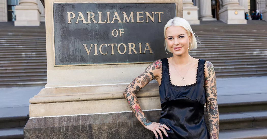 Medio de comunicación culpa a Photoshop de hacer más reveladora la foto de un legislador australiano