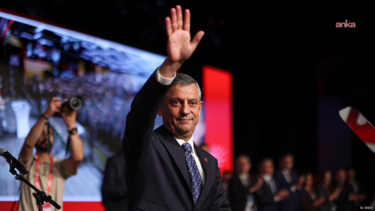 Opposition re-elects leader ahead of court ruling – DW – 09/21/2025