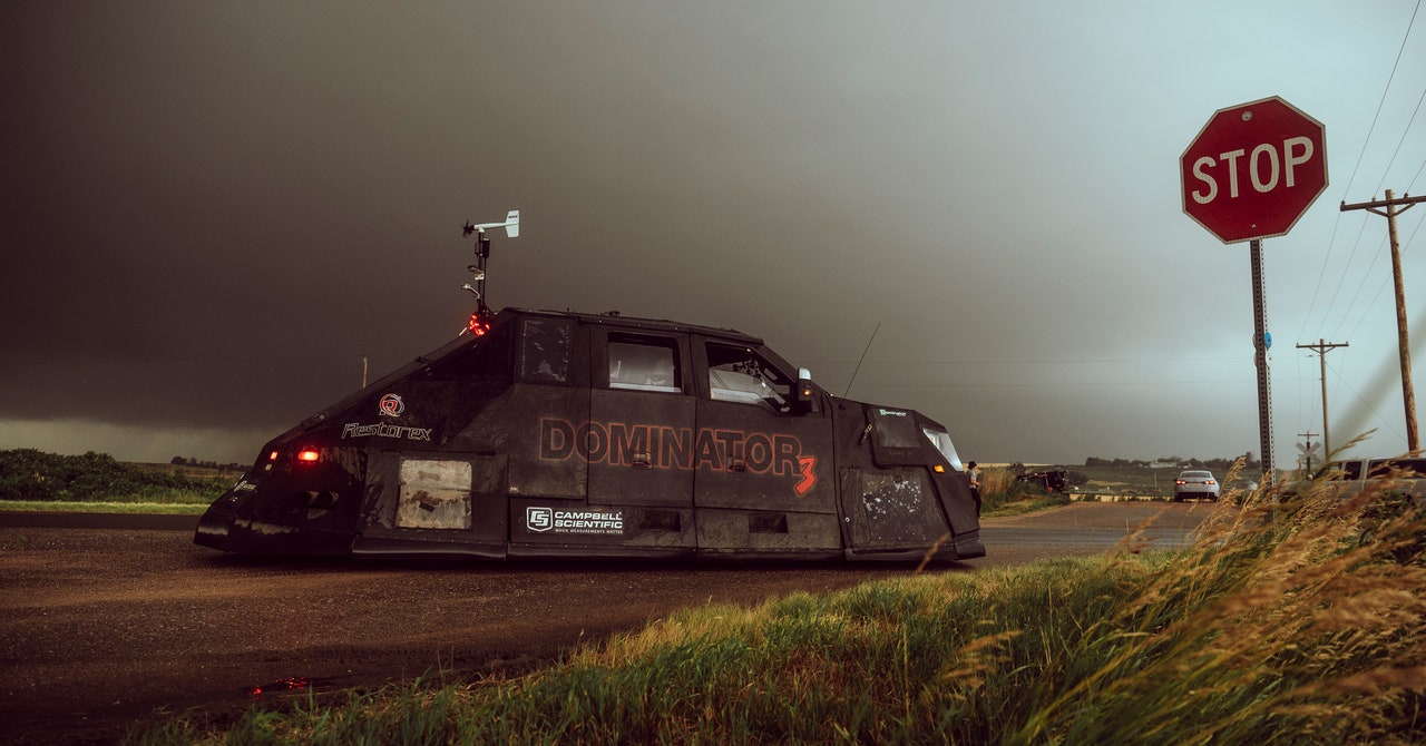 Para estudiar los tornados, lleve un camión a prueba del fin del mundo.  Y lanzacohetes