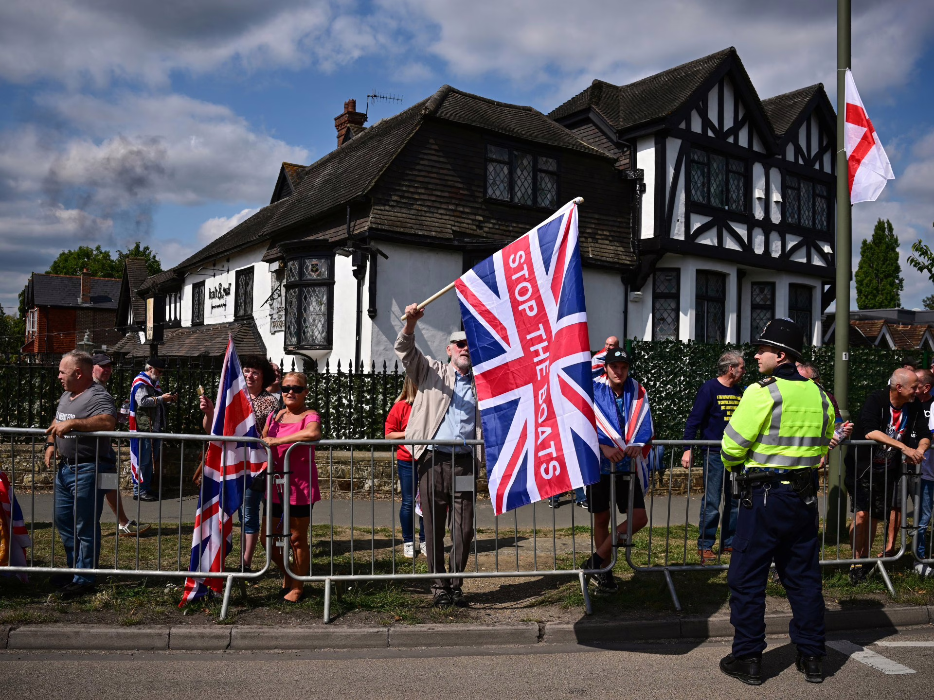 Peleas, arrestos como manifestantes en todo el Reino Unido contra los hoteles de asilo | Noticias de refugiado