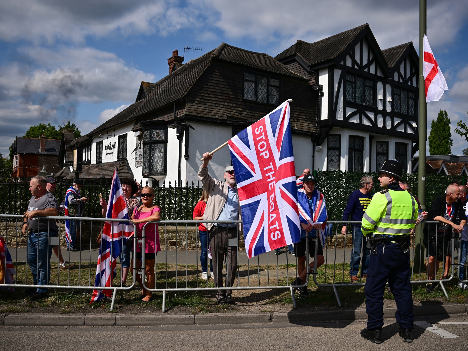 Peleas, arrestos como manifestantes en todo el Reino Unido contra los hoteles de asilo | Noticias de refugiado