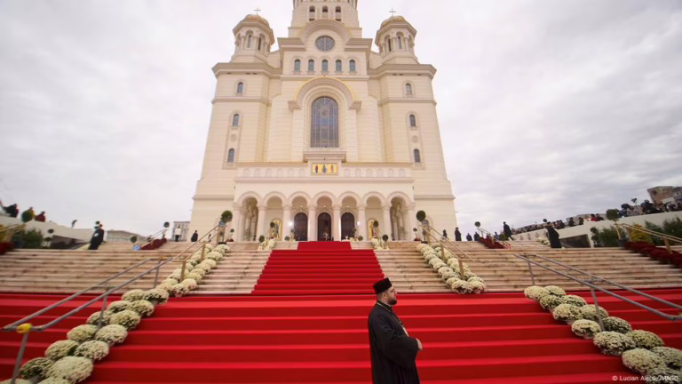 Romania opens world's biggest Orthodox church – DW – 10/26/2025