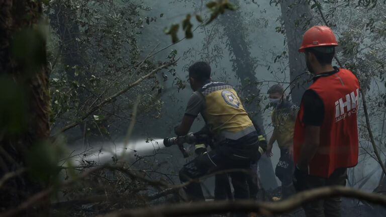 'Pertenecemos a esta tierra': los sirios navegan en las minas terrestres para combatir los incendios forestales | Noticias ambientales