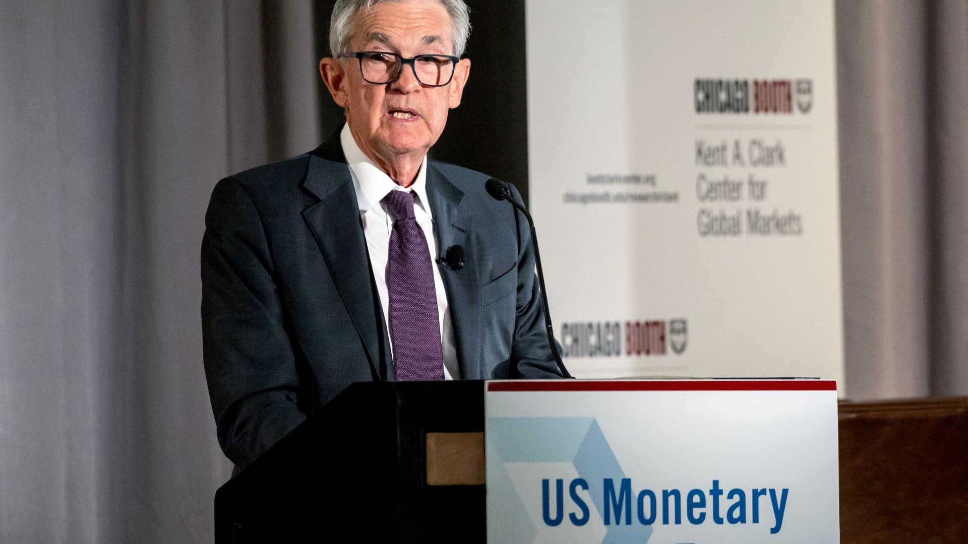 Powell dice que la Fed está esperando "mayor claridad" en las políticas de Trump antes de hacer el próximo movimiento de tasa