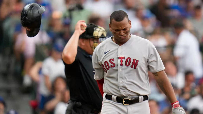 Rafael Devers presiona a la directiva de los Medias Rojas para obtener ayuda en el roster