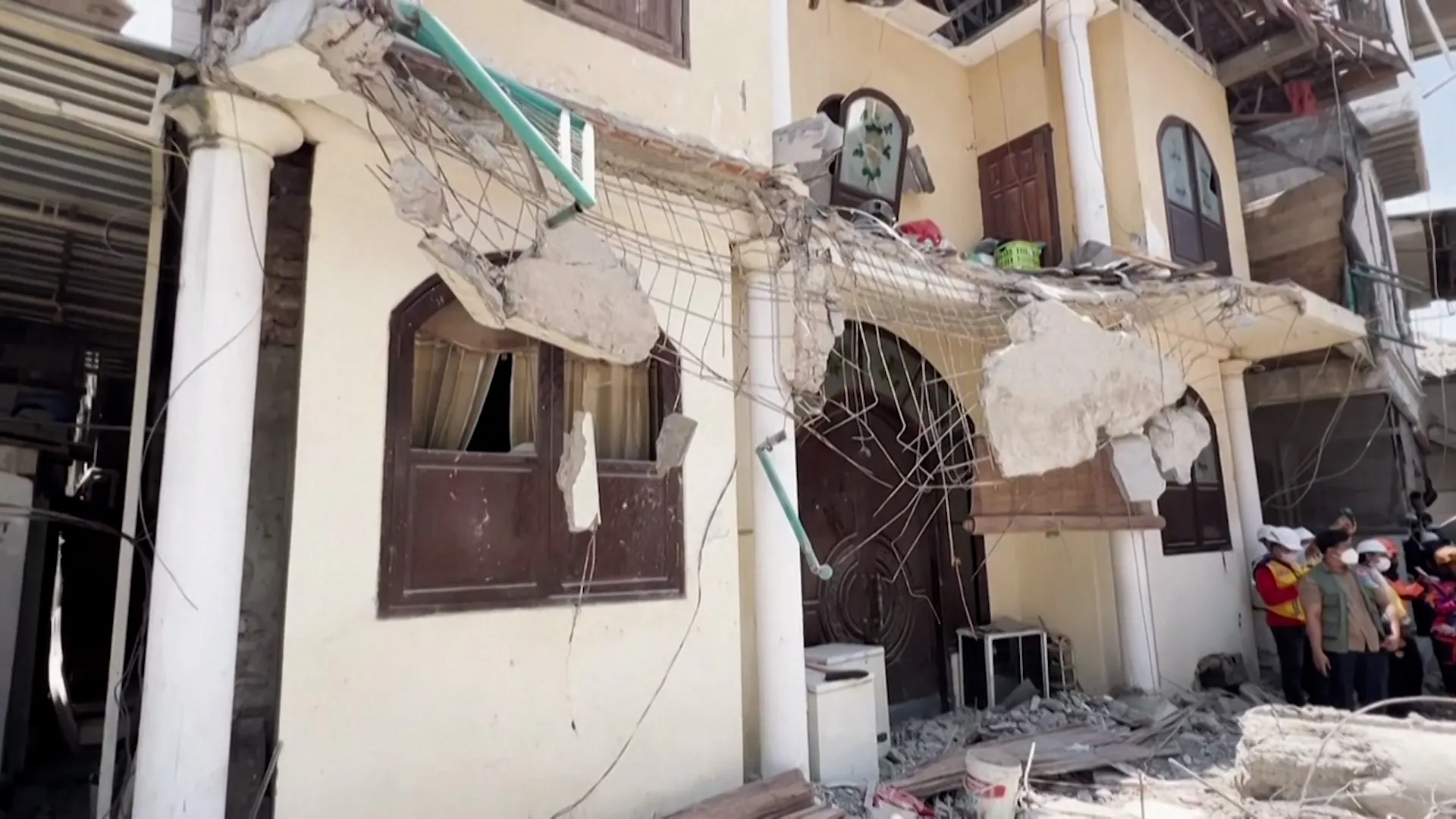 Video: Search for bodies called off after Indonesia school collapse | Infrastructure