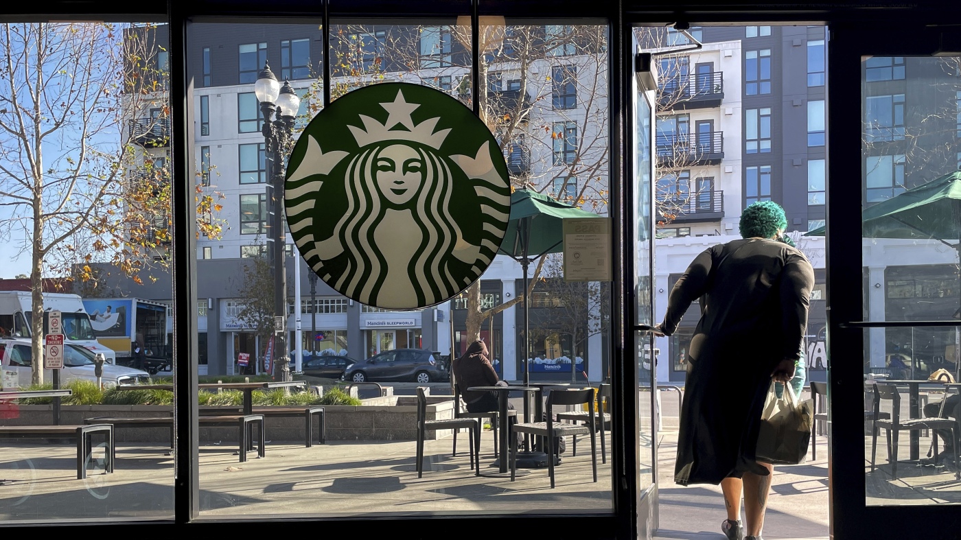 Starbucks planea reducir el 30% de su menú: NPR