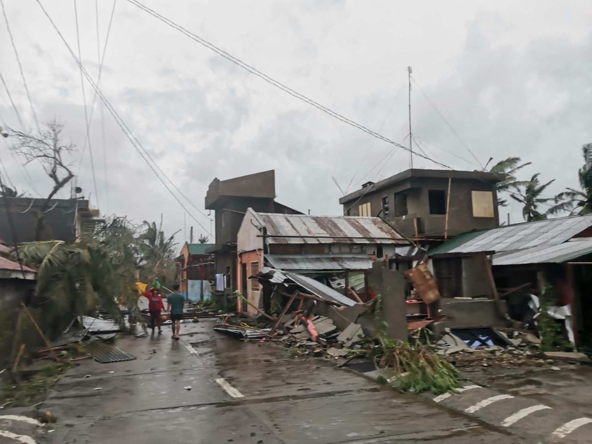 Supertifón Man-yi derriba líneas eléctricas y provoca mareas en Filipinas | Noticias climáticas