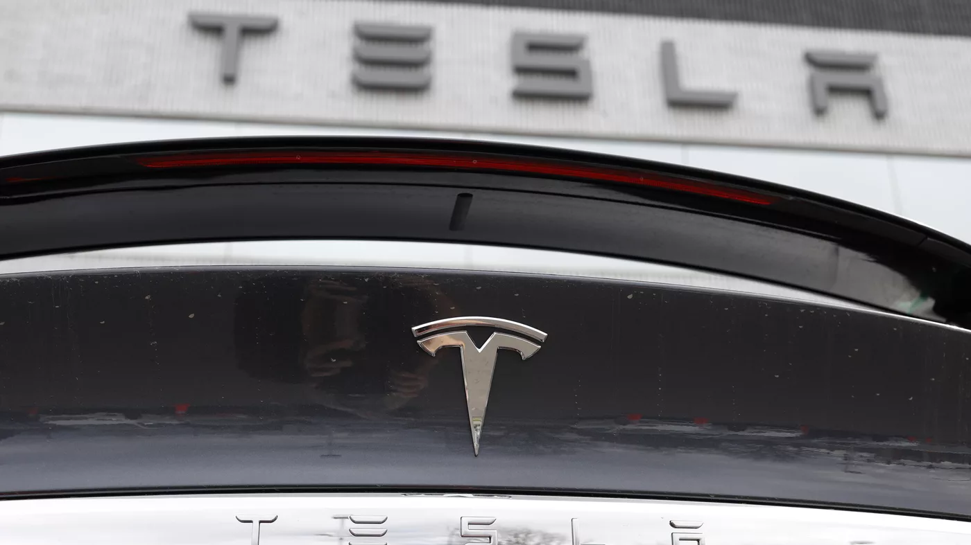 Tesla retira del mercado 2 millones de vehículos debido a un defecto de monitoreo del piloto automático: NPR
