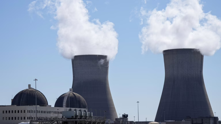 Trump busca aumentar la industria nuclear y revisar el regulador de seguridad: NPR