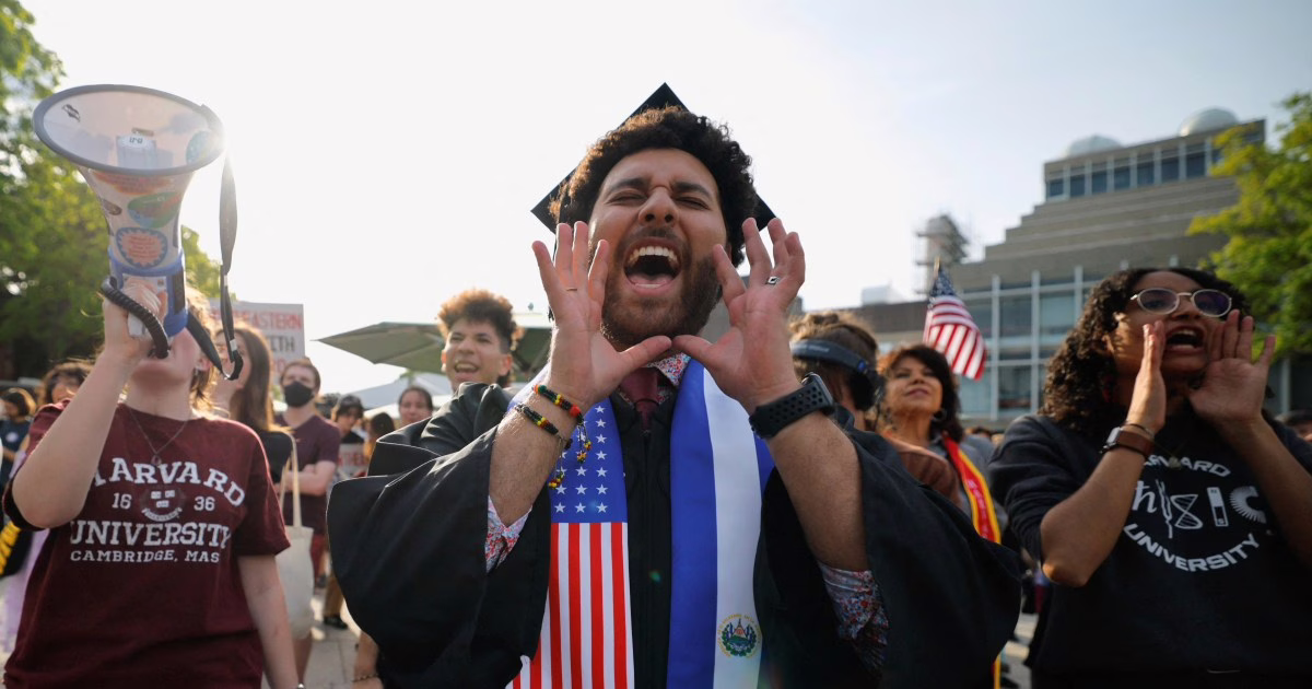 Trump dice que Harvard debería limitar la inscripción en el extranjero, proporcionar una lista de estudiantes | Noticias de Donald Trump